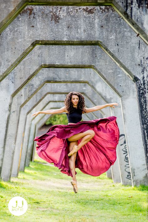 Dancer Senior Pictures, Outdoor Dance Photography, Dance Senior Pictures, Dance Pic, Dance Picture Poses, Dance Photo Shoot, Dancer Photography, Senior Ideas, Dance Photography Poses