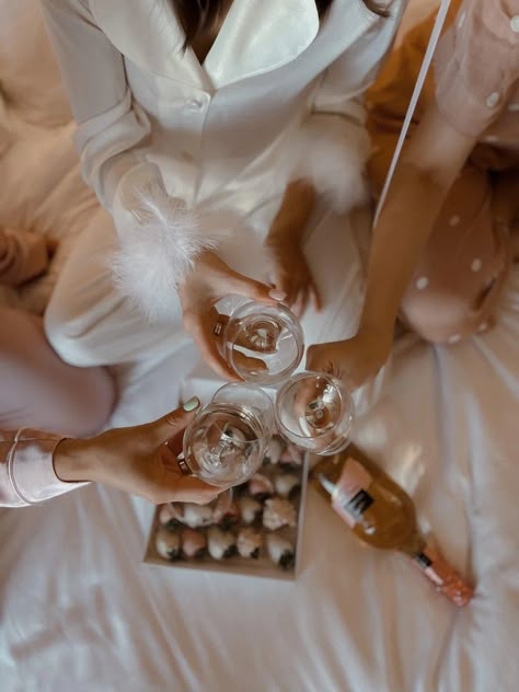 White Robe Photoshoot Friends, Spa Set Up Ideas At Home, Bach Party Pictures, Wedding Get Ready Aesthetic, Bride Getting Ready Aesthetic, Getting Ready Aesthetic Wedding, Bachelorette Party Photography, Bridal Party Aesthetic, Bride To Be Aesthetic