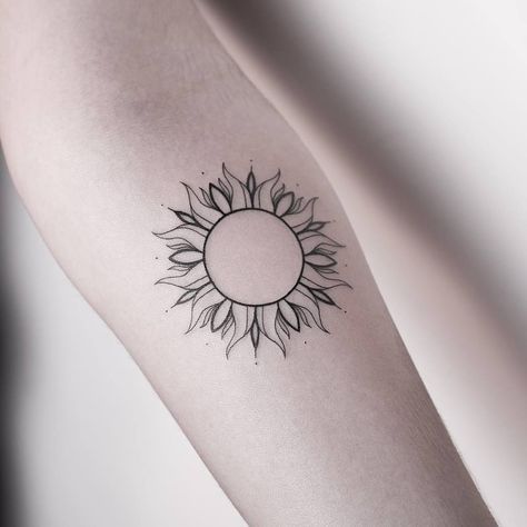 Mandala Arm Tattoo, Tato Mandala, Tattoo Sonne, Sunshine Tattoo, Tattoos Pinterest, Sun Tattoo Designs, Art Eyes, Sun Tattoos, Sunflower Tattoos