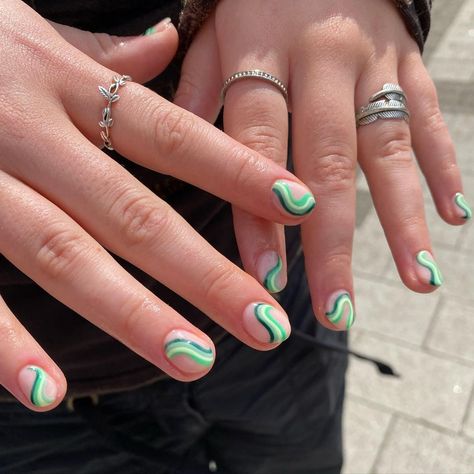 Nails 2023 Trends Swirl, Short Nail Designs Swirls, Green Line Nail Art, Wavy Pattern Nails, Wavy Nail Art Short Nails, Green Line Nails, Swirly Short Nail Designs, Short Swirl Nails, Ferxxo Nails