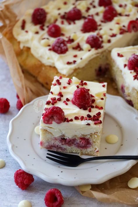 White Chocolate Raspberry Traybake White Chocolate Raspberry Sheet Cake, Christmas Traybake Ideas, Traybake Cake Decoration, Cake Tray Bakes, Tray Bakes Cakes, Sweet Tray Bake Recipes, Christmas Traybakes, Tray Cakes Ideas, Raspberry Traybake