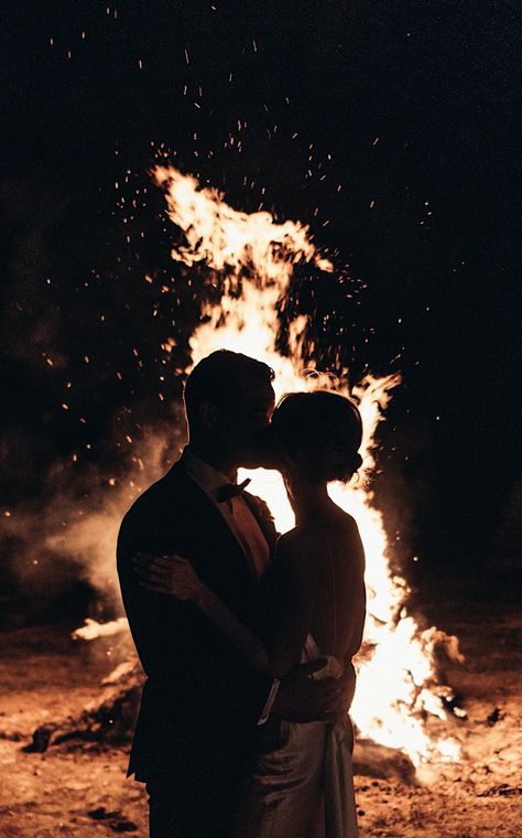 Wedding Campfire Ideas, Camp Fire Photoshoot Couple, Bonfire Prenup Shoot, Bon Fire Wedding, Bonfire Wedding Photos, Bon Fire Photoshoot, Campfire Wedding Photos, Bonfire Engagement Photos, Bonfire Couple Shoot