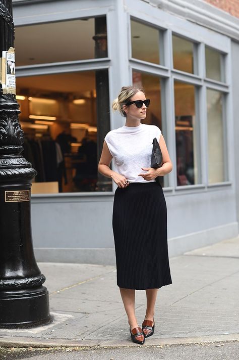 Black And White Outfit, Style Parisienne, Walking Down The Street, Monochromatic Outfit, Quoi Porter, Casual Styles, Summer Work Outfits, Cooler Look, Minimal Chic