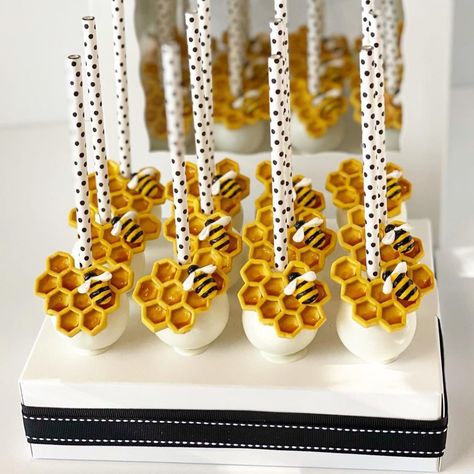 Bee Bridal Shower Theme, Bee Bridal Shower Ideas, Honeybee Cake, Bridal Shower Theme Ideas, Bee Cake Pops, Bee Themed Gender Reveal, Bride To Bee, Honey Bee Theme, Bridal Shower Themes