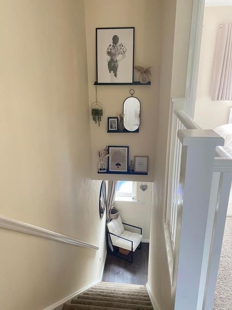 Stairwell with shelves Downstairs Staircase Ideas, Narrow Stairway Ideas, Staircase Landing Decor Upstairs Hallway, Small Stairwell Ideas, Narrow Upstairs Hallway Ideas, Narrow Staircase Ideas Decor, Stair Picture Wall, Narrow Landing Ideas Upstairs, Landing Decor Upstairs