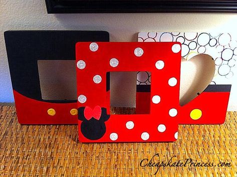 Disney Frames Ideas, Disney Photo Frame Diy, Shadow Box For Mickey Ears, Diy Mickey Mouse Photo Booth Frame, Disney Autograph Picture Frame, Disney Photo Frames, Disney Picture Frames, Casa Disney, Disney Frames