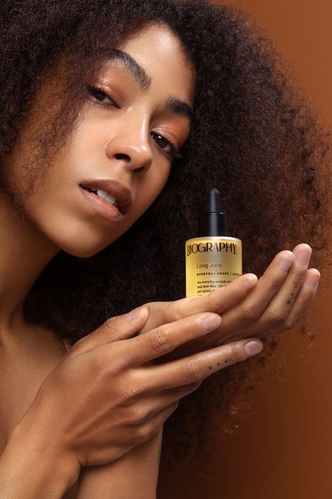 Hair Product Photoshoot Ideas, Hair Oil Photography Ideas, Haircare Photoshoot, Product Model Photography, Hair Product Photography Ideas, Hair Care Photography, Skincare Photoshoot Ideas, Hair Oil Advertisement, Beauty Hair Photography