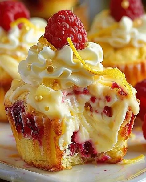 Raspberry Lemon Heaven Cupcakes - Easy and Delicious Recipe Raspberry Lemon Heaven Cupcakes, Optimal Recipes, Lemon Heaven, Lemon Raspberry Cupcakes, Deserts Recipes, Lime Pie Recipe, Baking Treats, Raspberry Cupcakes, Lemon Frosting