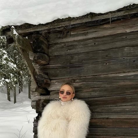 ANNA FELICIA WEDIN on Instagram: "Sunday well spent ☃️" Airport Outfit Winter, Cute Airport Outfit, White Faux Fur Jacket, Comfy Travel Outfit, Winter Travel Outfit, Womens Faux Fur Coat, Winter Fur Coats, Faux Fur Coats, Fluffy Jacket