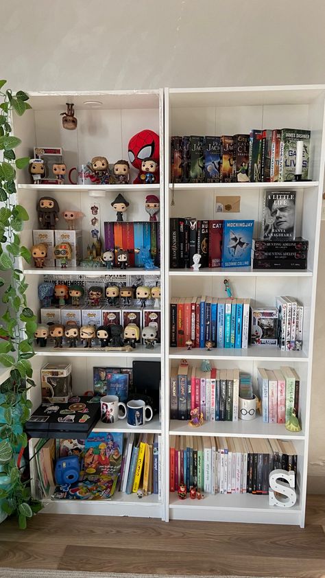 Books shelf
Books
Funkopop
Gaming
Harry potter Bookshelf With Funko Pop, Harry Potter Bookshelf Display, Harry Potter Shelf Ideas, Harry Potter Book Corner, Harry Potter Book Shelf Ideas, Book Shelf Aesthetic Bedroom, Marvel Shelf, Harry Potter Book Shelf, Libreros Aesthetic