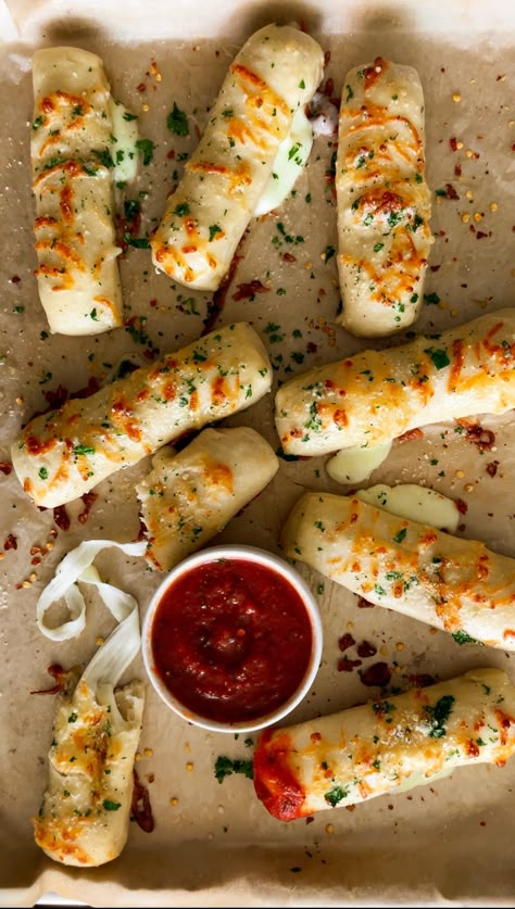 Food Inspo Recipes, Cheese Filled Breadsticks, Food Cravings Savory, Stuffed Cheese Bread, Cheese Stuffed Breadsticks, Food Cravings Healthy, Cheese Stuffed Pizza, Stuffed Breadsticks, Dinner Party Entrees