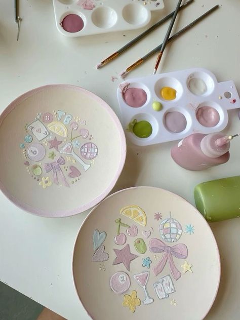 Jewelry Holder Painting Ideas, Cool Ceramic Plates, Painted Plates Ideas Aesthetic, Pottering Painting Ideas, Summer Pottery Painting Ideas, Aesthetic Ceramics Ideas, Clay Painting Ideas Plates, Aesthetic Pottery Painting Ideas, Pottery Plates Painting Ideas