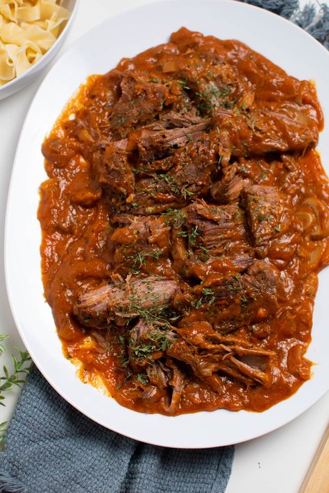 Make this hearty, flavorful, and delicious Crock Pot Italian Pot Roast! It's one of our favorite pot roast Crock Pot recipes. And it's the perfect main dish for Sunday dinner! This yummy dish features tender shredded beef covered in a zesty tomatoey gravy and it's perfect for a crowd. Everyone will love this amazing beef roast recipe Pot Roast Spaghetti, Stracotto Crock Pot, Italian Chuck Roast Crock Pot, Crockpot Italian Pot Roast, Top Roast Recipes Crock Pot, Italian Pot Roast Crock Pot, Italian Roast Beef Crock Pot, Round Roast Recipes Crockpot, Dinner Ideas Appetizers