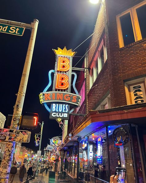 travel aesthetic nightlife night memphis tennessee club jazz music blues elvis king soul Memphis Tennessee Aesthetic, Blues Music Aesthetic, Memphis Aesthetic, Western Material, Downtown Memphis, Book Edits, Journal 2024, Nyc Bars, Memphis Tennessee