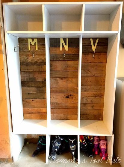 diy mudroom cubbies , foyer, organizing, pallet, storage ideas Cubby Storage Ideas, Easy Mudroom, Storage Ideas Closet, Childrens Reading Nook, Diy Cubbies, Reading Nook Closet, Cheap Closet, Mudroom Cubbies, Ideas Closet