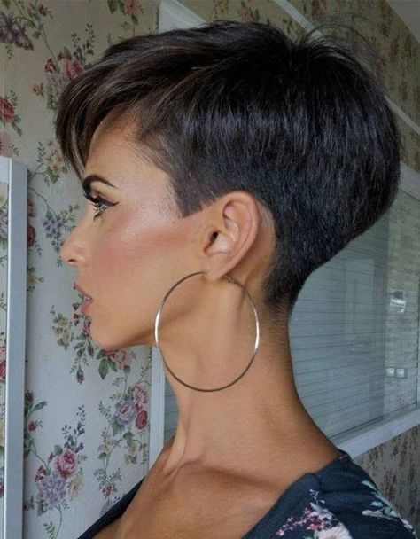 Couper ses cheveux pour une coupe à la garçonne demande parfois beaucoup de réflexion mais avec ses tendances cheveux vous n'hésiterez pas ! Disconnected Haircut, Short Hair Images, Short Hair Pixie Cuts, Short Sassy Hair, Pixie Haircut For Thick Hair, Super Short Hair, Short Grey Hair, Edgy Short Hair, Very Short Hair