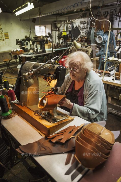 Sewing Leather With A Sewing Machine, Shoemaker Workshop, Handmade Leather Shoes Pattern, Woodworking Projects Table, Stone Artwork, Project Table, Fabric Sewing Patterns, Workshop Design, Sewing Workshop