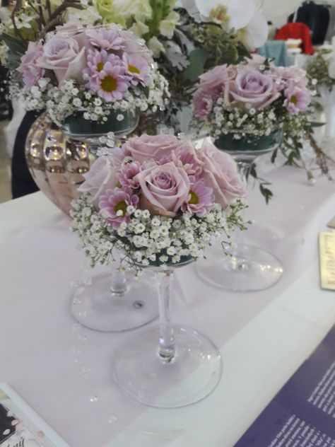 Wine Glasses Centerpiece Ideas, Creative Flower Arrangements, Flower Arrangements Simple, Flower Arrangements Diy, Flower Centerpieces Wedding, Fresh Flowers Arrangements, Diy Centerpieces, Baby's Breath, Party Centerpieces