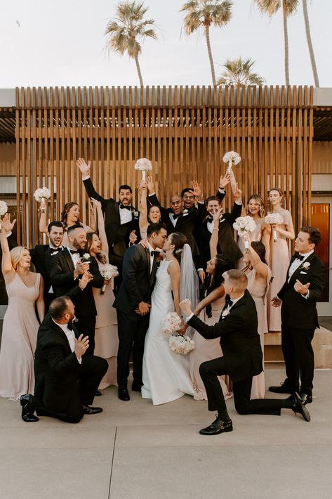 Must Have Wedding Party Photos, Bride Pictures With Bridesmaids, Full Bridal Party Poses, Wedding Party Photos Champagne, Huge Wedding Party Photos, Outside Wedding Picture Ideas, Wedding Photos Large Bridal Party, Bridemades Photo Ideas, Uneven Bridesmaids Pictures