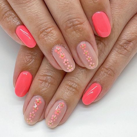 Gel Nails Floral Design, Peach Nail Designs Coral, Manicure Summer Ideas, Natural Peach Nails, Almond Coral Nails, May Gel Nail Ideas, Peach Coral Nails, Peach And Pink Nails, Peaches Nails