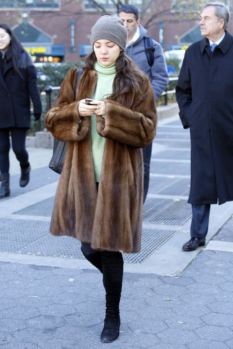 20 Chic Ways To Wear Mink Coat This Season » Celebrity Fashion, Outfit Trends And Beauty Tips Vintage Mink Coats, Mink Coats Outfit, Nyc Street Style Winter, Fur Coat Street Style, Fur Street Style, Mink Coats, Sable Coat, Mink Jacket, Coat Street Style