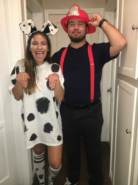 Easy diy couple costume Easy Diy Couples Costumes, Easy Couple Halloween Costumes, Easy Couples Costumes, College Costumes, Meme Costume, Halloween Costumes Diy Couples, Cute Couples Costumes, Funny Couple Costumes, Diy Couple