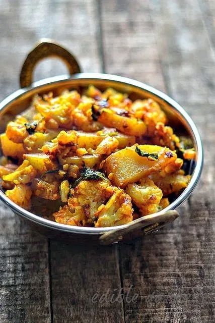 Gobi Sabzi Recipe, Gobi Masala Recipe, Aloo Gobi Recipe, Gobi Recipe, Gobi Recipes, Dry Curry, Aloo Gobi, Punjabi Food, Comfort Dishes