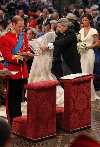 Michael Middleton lifts his daughter Catherine's bridal veil at the altar of Westminster Abbey while Prince William, other members of the Royal family and the congregation sing the first hymn, "Guide Me, O Thou Great Redeemer". Wedding Garments, Michael Middleton, Royal Wedding 2011, Ducesa Kate, William Kate Wedding, Principe William Y Kate, Kate Und William, Düşes Kate, William E Kate