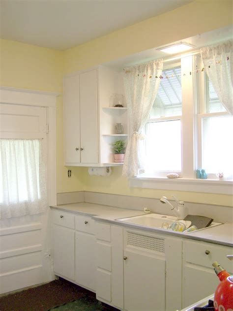 Kitchen Walls With White Cabinets, Kitchen Yellow Walls, Pale Yellow Kitchens, Pale Yellow Walls, Yellow Kitchen Walls, Yellow Kitchen Cabinets, Antique White Kitchen Cabinets, Kitchen Yellow, Antique White Kitchen