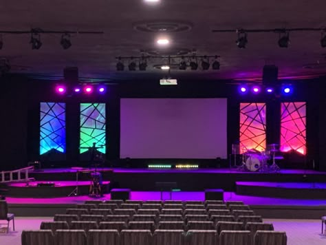 Coroplast Stage Design, Cool Stage Design, Church Backdrop Stage Design, Stage Set Up, Church Backgrounds Stage Design, Stage Lighting Ideas, Modern Stage Design, Modern Church Stage Design, Youth Room Ideas Church