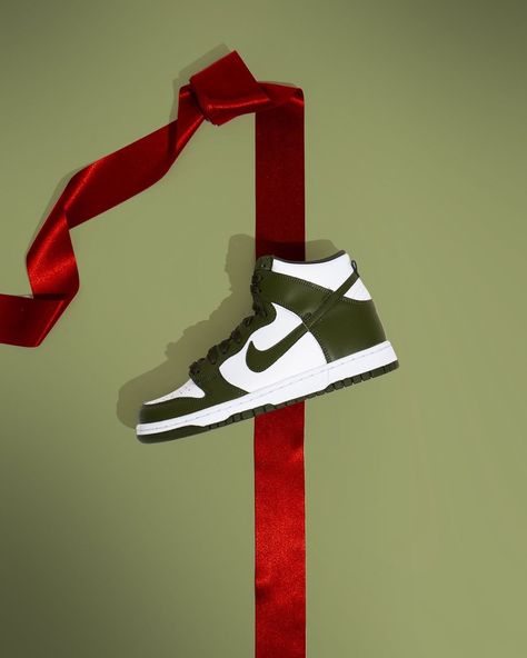 Christmas Nike Shoes, Nike Shoes Photo, Christmas Sneakers, Blank Wallpaper, Christmas Content, Nike Ad, Shoe Advertising, Christmas Advertising, Kaws Wallpaper