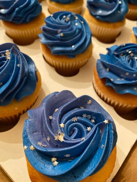 Purple & blue galaxy swirl cupcakes Acotar Cupcakes, Zodiac Cupcakes, Black And Blue Cupcakes, Night Sky Cupcakes, Prom Cupcakes, Moon Cupcakes, Midnight Cupcakes, Blue Gold Cupcakes, Under The Stars Cupcakes