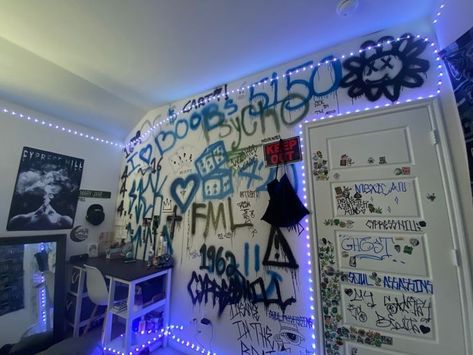 Room With Graffiti, Graffiti Bedroom Wall Aesthetic, Graffiti Wall In Room, Grafitti Room Aesthetic, Grafitti Wall Room, Graffiti Walls Bedroom, Graffiti Room Ideas Bedrooms Street Art, Graffiti Wall In Bedroom, Room Graffiti Ideas Wall Art