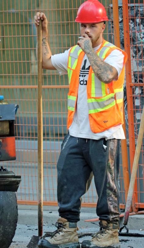 (19) Pig4workboots on Tumblr Mens Heeled Boots, Hi Vis Workwear, Hunks Men, Scruffy Men, Construction Workers, Masculine Style, My Bucket List, Work Gear, Bear Men