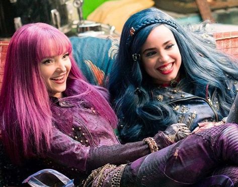 Mal And Evie Descendants, Descendants Wallpaper, Disney Descendants 2, Descendants Wicked World, Evie Descendants, Mal Descendants, Disney Descendants Movie, Sophia Carson, Lyna Youtube