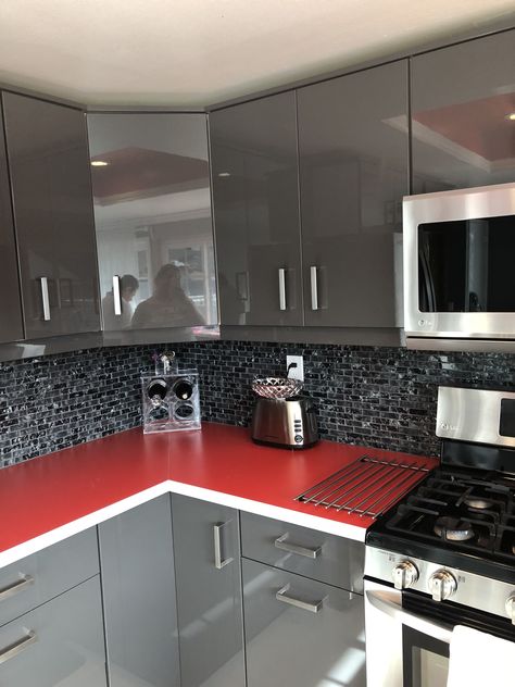 Kitchen Cabinets Glossy Finish, Grey And Red Kitchen Ideas, Black And Grey Kitchen Ideas, White And Red Kitchen, Black White Kitchen Decor, Grey Kitchen Ideas, Black And Grey Kitchen, Red Kitchen Cabinets, Modern Kitchen Colours