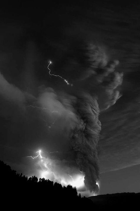 Lightning In The Sky, Lightning Photography, Dark Black Wallpaper, Dark Space, Painting References, Black And White Photo Wall, Storm Photography, Black And White Picture Wall, Red Maple