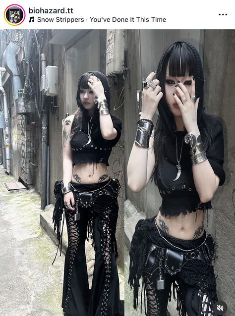 Cool Emo Outfits, Layered Goth Outfit, Black Fashion Outfits, Alternative Fashion Punk, Layered Clothing, Outfit Layering, Goth Fits, Layered Outfit, Dystopian Fashion