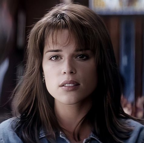 sidney prescott Sydney Prescott Haircut, Sidney Prescott Haircut, Sydney Prescott Hair, Sidney Prescott Makeup, Sidney Prescott Hair, Sydney Prescott Makeup, Girl Characters From Movies, Sidney Prescott Pfp, Neve Campbell Hair