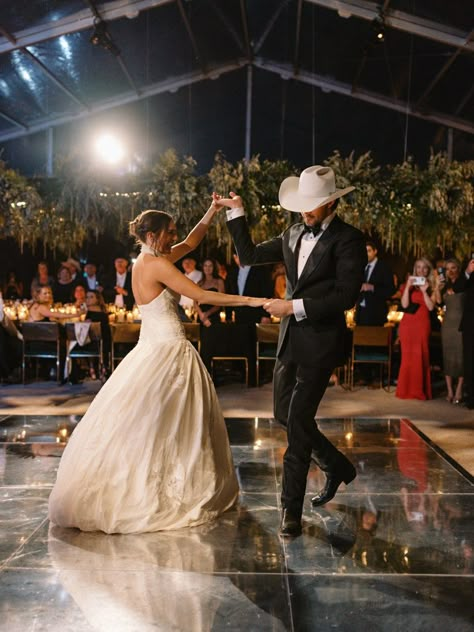 Western Wedding Groomsmen, Cowboy Wedding Attire, Western Themed Wedding, Cowboy Wedding, Denim And Diamonds, Boda Mexicana, Wedding Outfit Men, Estilo Country, Wedding Groomsmen