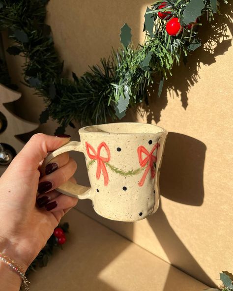 A holiday mug that was one of my favourites. I hand painted all the designs on this mug and I’m so happy that a friend was able to purchase it at my market🥹❤️ Christmas Painted Mug, Christmas Mug Painting Ideas, Christmas Mug Painting, Pottery Painting Mug Ideas, Coffee Mug Painting Ideas, Christmas Pottery Painting, Handprint Mug, Clay Painting Ideas, Xmas Mugs