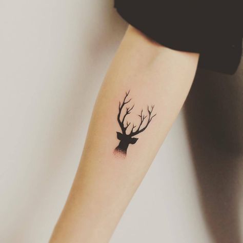 101 Tiny Animal Tattoo Designs For Men And Women #animaltattoos #tattoos - Lovely Animals World Animal Tattoo Designs, Deer Tattoo Designs, Small Animal Tattoos, Animal Tattoos For Men, Animal Tattoos For Women, Tier Tattoo, Couple Tattoos Unique, Shape Tattoo, Deer Tattoo