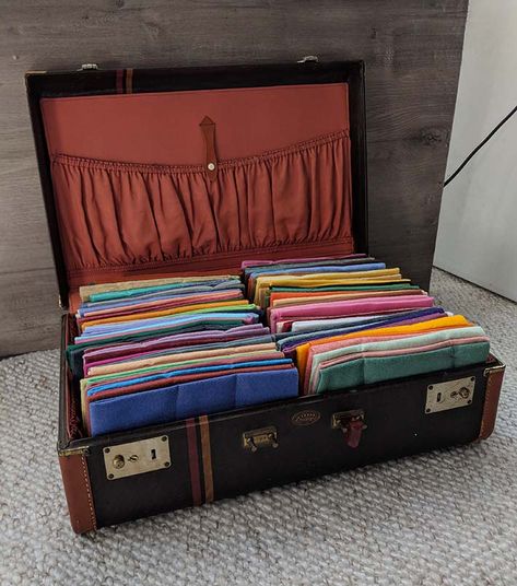 Repurpose Luggage Old Suitcases, Vintage Luggage Repurposed, Vintage Suitcases Repurpose, Repurpose Suitcase, Suitcase Makeover, Vintage Suitcase Decor, Suitcase Ideas, Suitcase Decor, Old Luggage