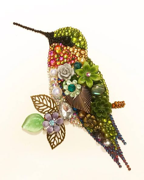 Sitting Hummingbird, Sparkle Gifts, Button Art Projects, Jewelry Pictures, Beaded Bird, Old Jewelry Crafts, Costume Jewelry Crafts, Vintage Jewelry Ideas, Vintage Jewelry Repurposed