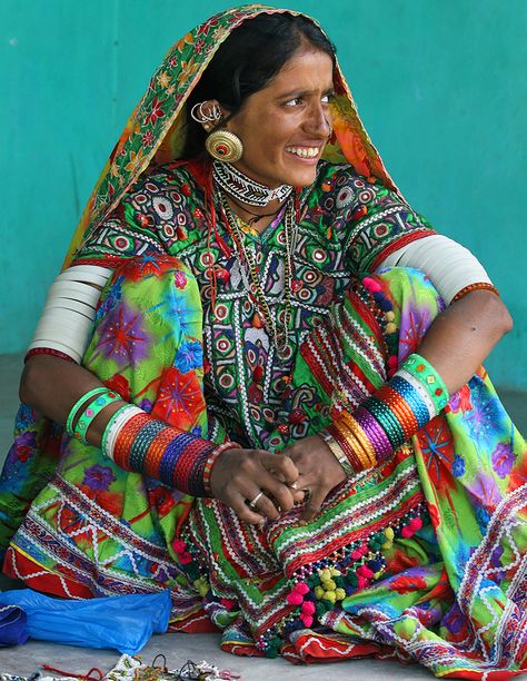 Kutch, Gujarat - Kutchi clothes are unique and some of the embroidery is very costly. Mother India, Colorful Clothing, Ethno Style, India People, We Are The World, World Cultures, Folk Costume, People Of The World, Minsk