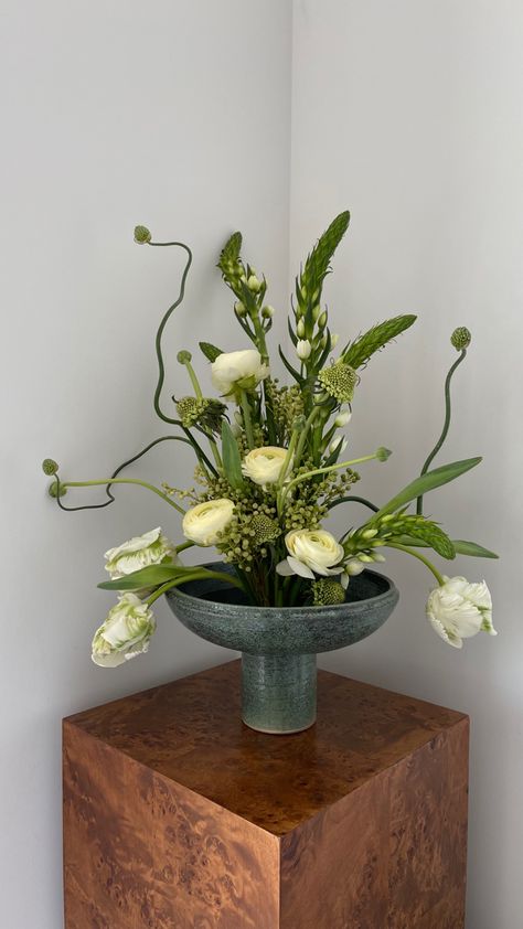 Quirky Flower Arrangements, Natural Flower Arrangements, Christmas Centerpieces For Table, Green Flower Arrangements, Modern Stone Wall, Scrap Wood Christmas, Modern Ikebana, Wood Christmas Projects, Wall Decor Inspiration