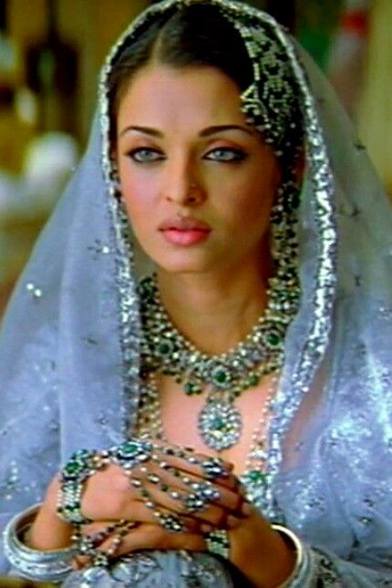 Aishwarya rai -Umrao jaan Aishwarya Rai Umrao Jaan, Umrao Jaan Aishwarya, Umrao Jaan, Period Drama Women, Movie Dresses, ऐश्वर्या राय, Bollywood Bridal, Icon Clothing, Nikkah Dress