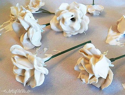 Plaster Flowers - Step by step Phototutorial Paris Crafts, Light Up Canvas, Paris Flowers, Diy Plaster, Diy Flores, Easy Diy Wreaths, Plaster Of Paris, Diy Plant Stand, Porcelain Flowers