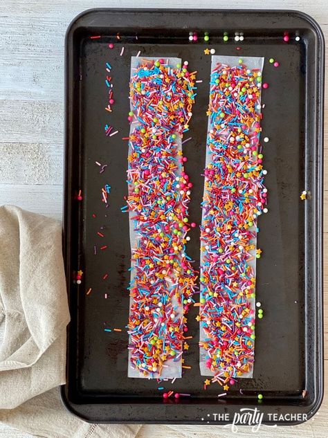 Icing Birthday Cakes, Easy Bday Cake Decorations, Sprinkles Diy, Diy Birthday Cake Decorating, Simple Sprinkle Cake, Easy Bday Dessert, Diy Cake Decoration, Sprinkle Side Cake, Sprinkle Birthday Cake Ideas