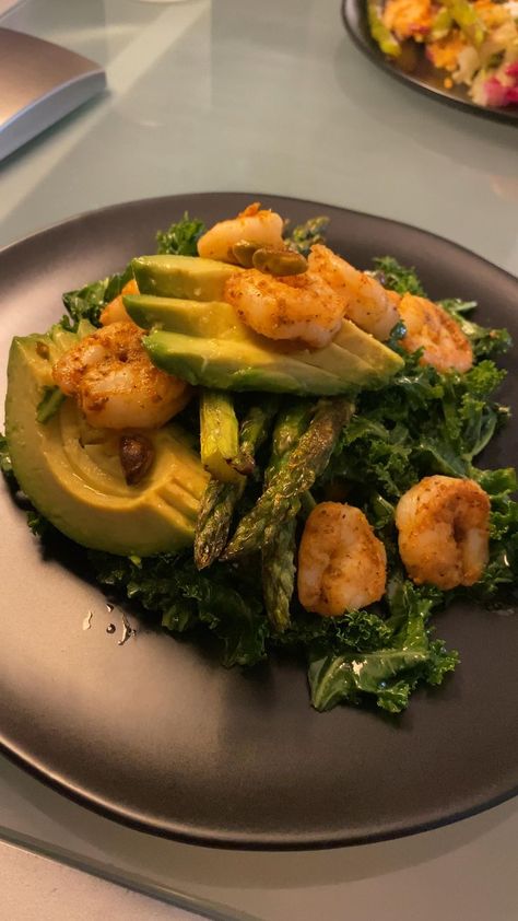 Nov 27, 2021 - A healthy and delicious lunch! Cajun Shrimp Salad! Packed with heart healthy protein, good fats, and lots of veggies! This powerhouse salad will be a family favorite! #food #cooking #keto #glutenfree How To Freeze Avocado, Avocado Lunch Recipes, Avocado Lunch, Salad Recipes Healthy, Lunch Photos, Freeze Avocado, Luxury Food, Delicious Lunch, Cajun Shrimp